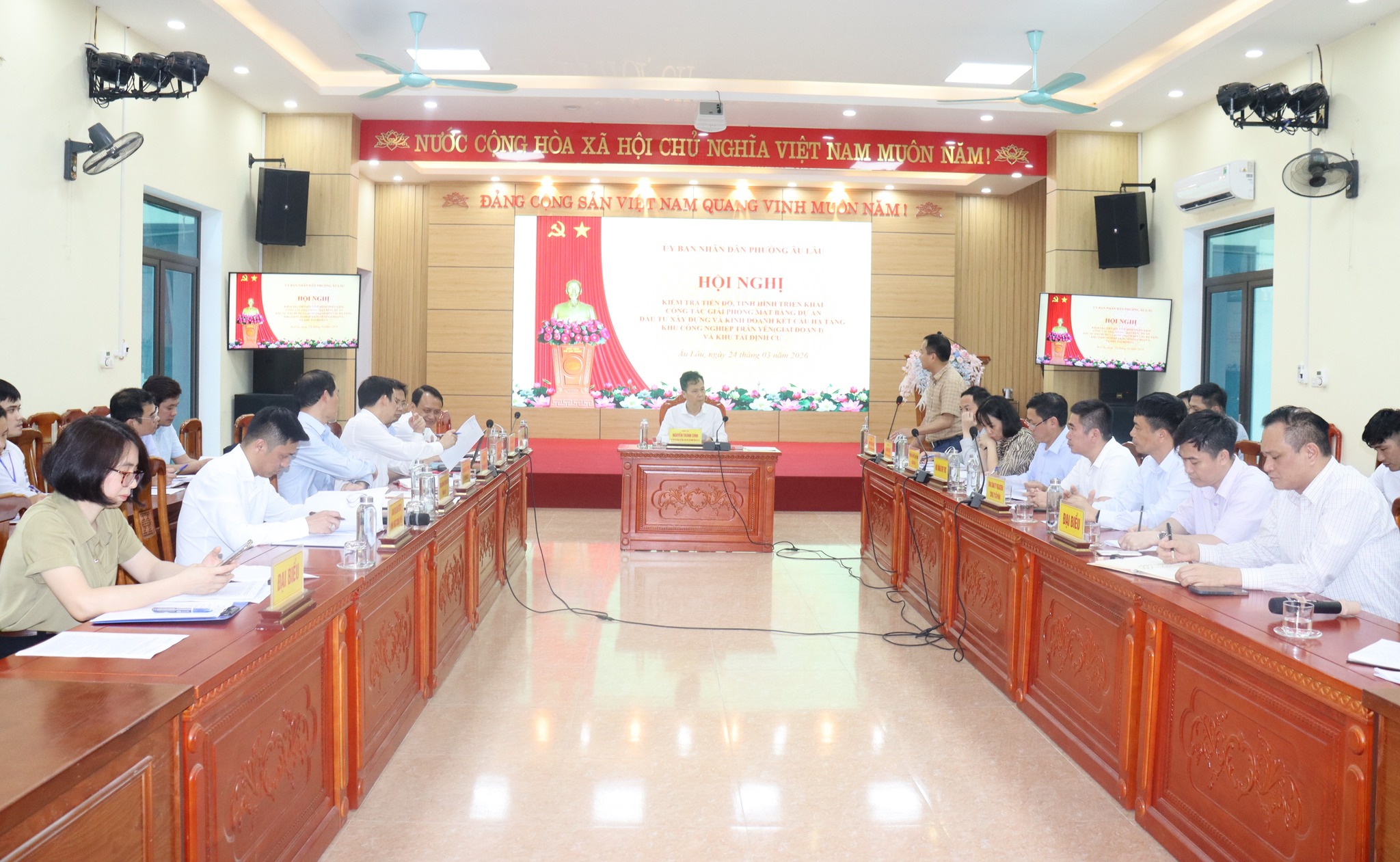 Đồng chí Nguyễn Thành Sinh, Phó Chủ tịch UBND tỉnh kiểm tra tiến độ, tình hình triển khai công tác giải phóng mặt bằng dự án Đầu tư xây dựng và kinh doanh kết cấu hạ tầng khu công nghiệp Trấn Yên (giai đoạn 1) và khu tái định cư dự án