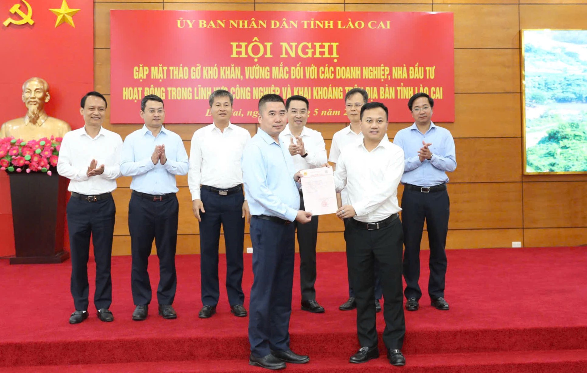 Phường Âu Lâu trao giấy chứng nhận quyền sử dụng đất và quyết định cho thuê đất cho Tổng công ty Viglacera