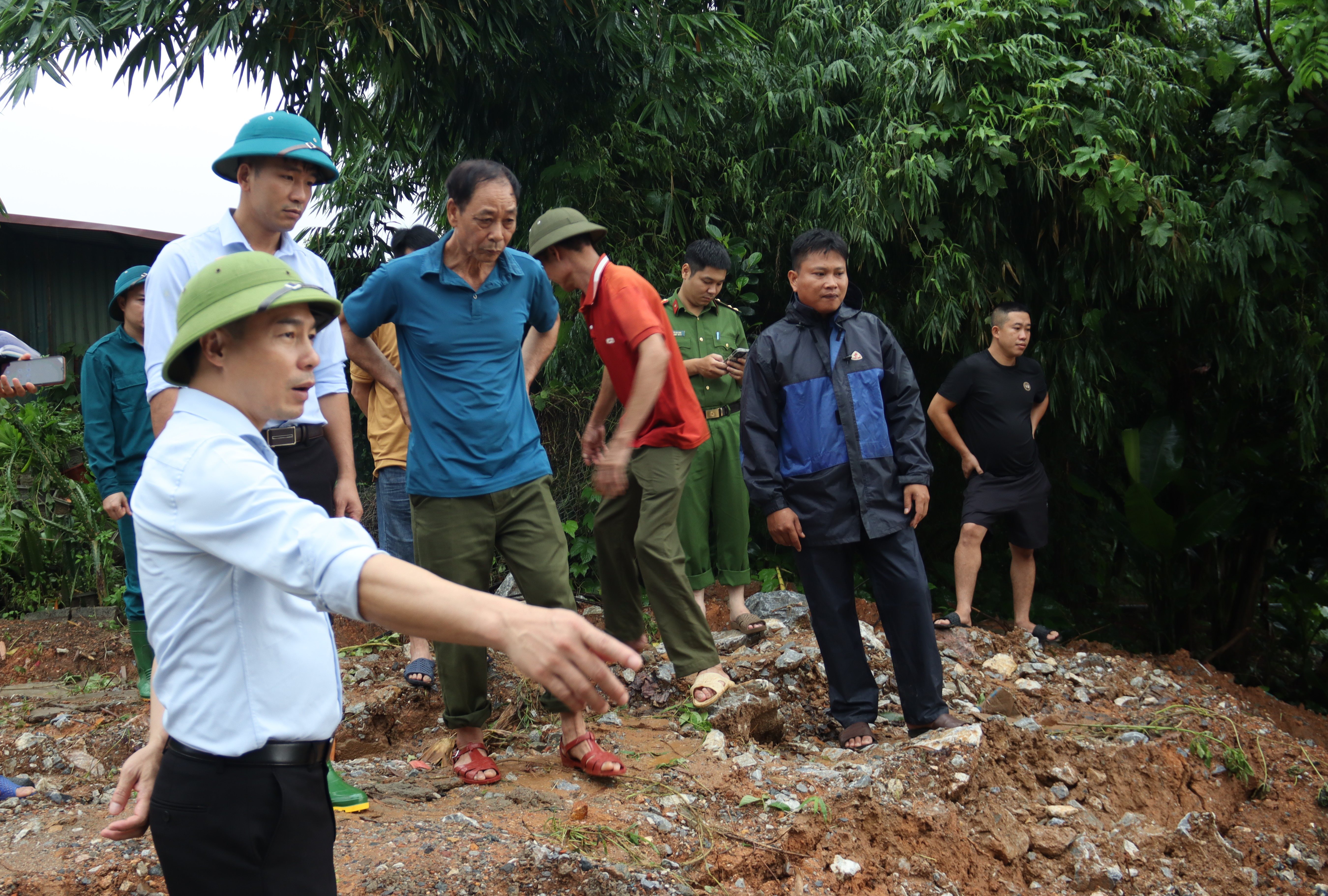 Phường Âu Lâu di dời khẩn cấp 3 hộ dân có nguy cơ cao bị sạt lở